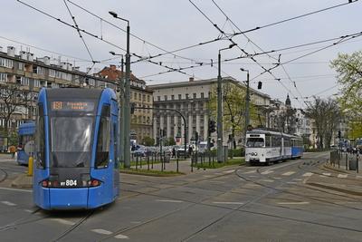  Krakow. Vogn 804 linie 18 og vogn 105 linie 10 på hjørnet af Starowislna og Dietla